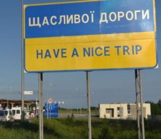 Гімн України на кордоні: так українці змусили митників почати працювати (відео)