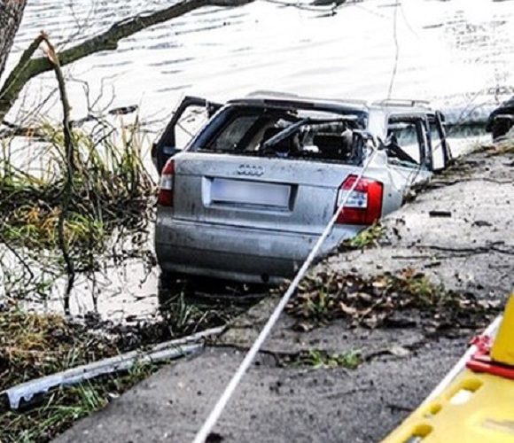 В Польщі авто на швидкості влетіло в став: втонуло 5-ро осіб (фото)]