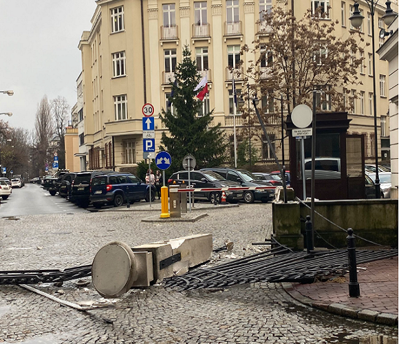 У Варшаві водій знищив ворота канцелярії президента (фото)