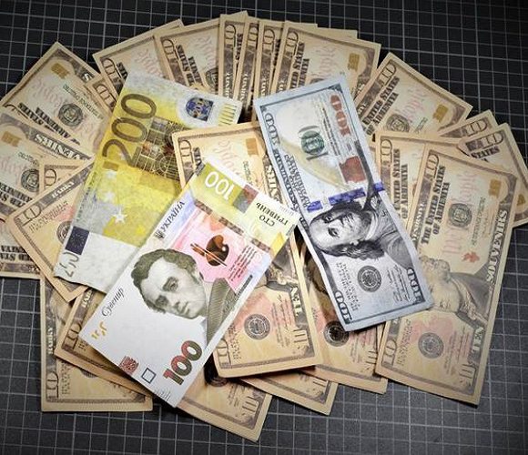 На кордоні в Польщі затримано українку, котра їхала на закупи, маючи 32 сувенірні банкноти