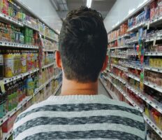 В Польщі чоловік поцупив з супермаркету візок з шоколадками, тепер сяде на 7 років