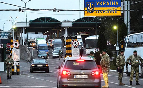 Украинцы застряли на границе с Польшей, консулы сажают их в "авто небезразличных граждан"