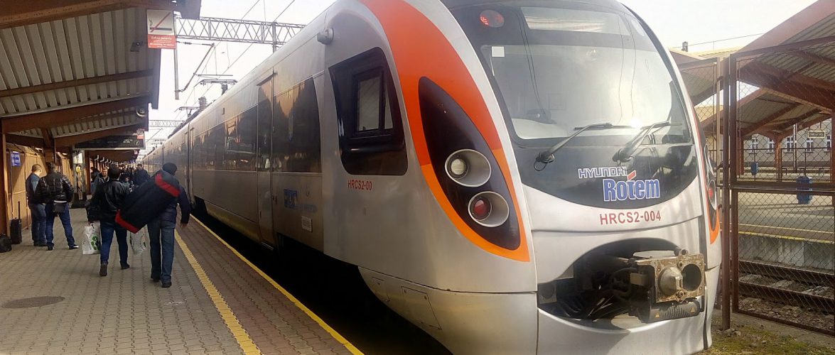 Українців з Польщі знову можуть вивезти потягом