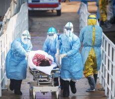 В Польщі судитимуть лікаря, котрий продовжував лікувати хворих, маючи коронавірус