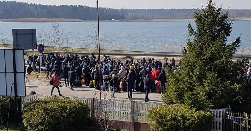 Паніка на кордоні: тисячі українців з Польщі намагаються повернутися до України