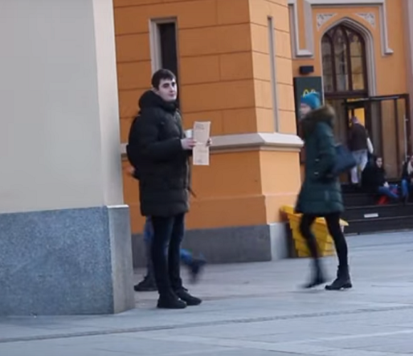 Соціальний експеримент у Вроцлаві: чи допоможуть українцю повернутись додому? (відео)