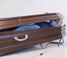 Польський бурмістр ліг в труну: протестує проти проведення виборів 10 травня (відео)