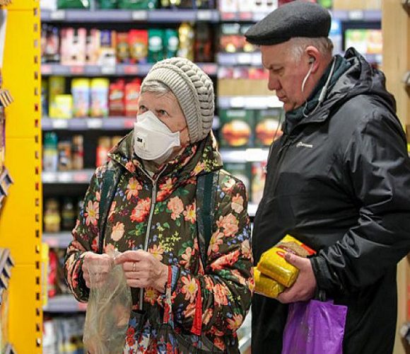 У Польщі жінка хвора на коронавірус пішла в магазин. Її заарештували
