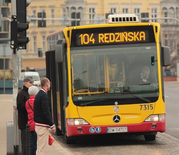 У Кракові голий чоловік в масці скочив під колеса автобуса (фото)