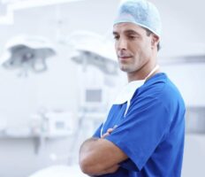 Скільки в Польщі заробляють медики, медсестри та рятувальники?