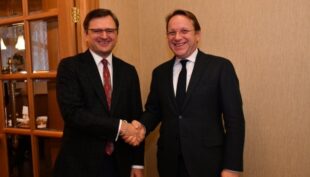 Міністр закордонних справ України Дмитро Кулеба та Єврокомісар з питань розширення та політики сусідства Олівер Варгеї домовилися пришвидшити спільну роботу над укладанням “промислового безвізу” між Україною та ЄС Міністр закордонних справ України Дмитро Кулеба та Єврокомісар з питань розширення та політики сусідства Олівер Варгеї домовилися пришвидшити спільну роботу над укладанням “промислового безвізу” між Україною та ЄС