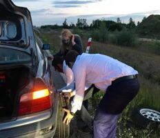 Політики — теж люди: мер Варшави допоміг жінці, котра застрягла на дорозі, поміняти колесо