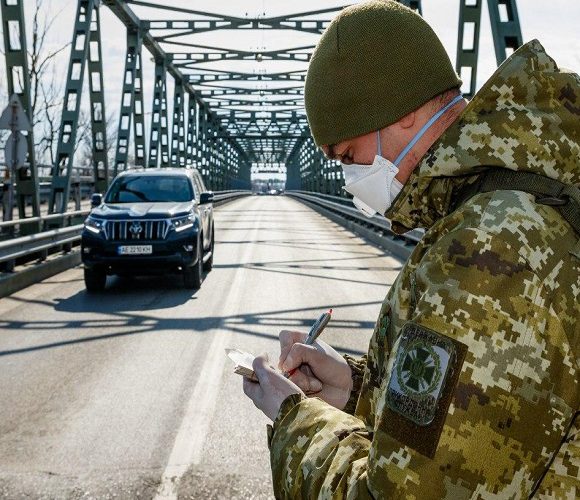 Перетин українського кордону: хто може не проходити карантин, а хто зобов’язаний це зробити?