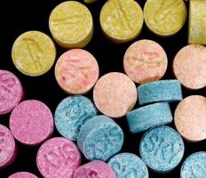 На кордоні з Польщею затримали українця, котрий намагався перевезти кілограм наркотиків