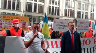 «УКРАВтодор» вкрав у нас 100 мільярдів, ми втратили 2000 кілометрів доріг — акція протесту проти картельної змови в Києві