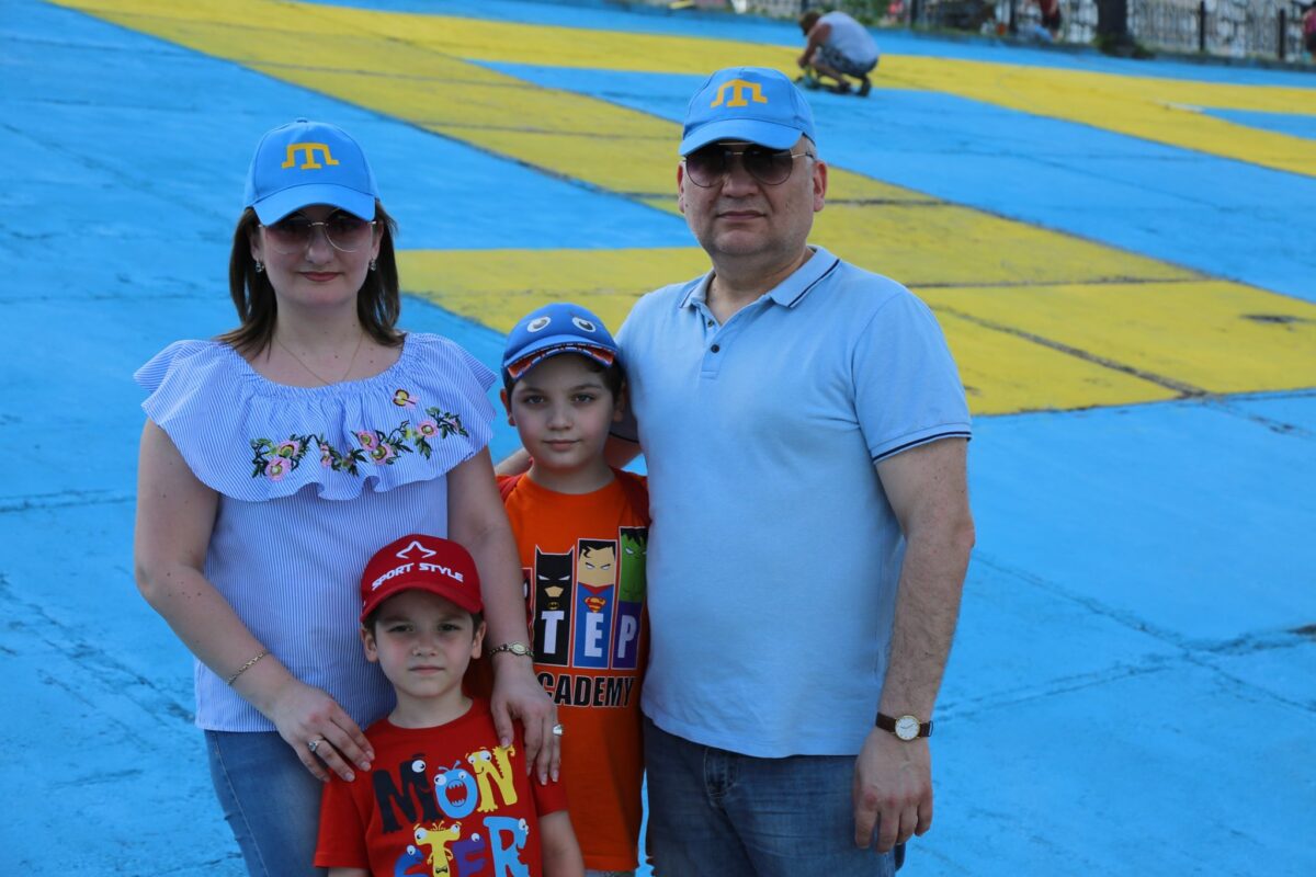 Вчера всей семьей приняли участие в важной акции по покраске двух флагов (крымскотатарский и украинский) на Оболонской набережной в г.Киев!