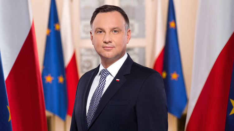 Президент Польщі підписав закон, який забороняє одностатевим парам всиновлювати дитину