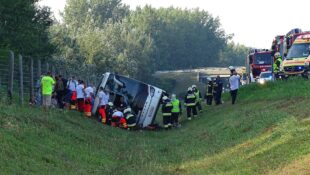 В Угорщині перекинувся автобус з поляками: 1 загиблий, 34 постраждалих В Угорщині перекинувся автобус з поляками: 1 загиблий, 34 постраждалих
