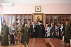 Предстоятель ПЦУ нагородив матерів полеглих воїнів медалями «за жертовність і любов до України»