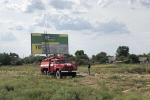 Скандал на Миколаївщині. Білборди «Слуги народу» розклеюють пожежники?