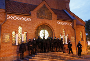 Католики Білорусі протестують проти дій спецназу на території Червоного костелу