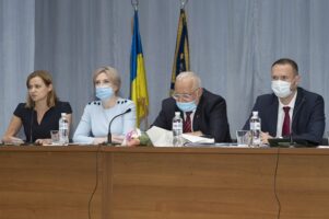 Ми повинні не розпорошувати видатки, а сконцентруватись на освіті, медицині й обороні