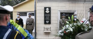 Покладання квітів перед пам'ятною таблицею Святої Пам'яті Президента Леха Качинського Покладання квітів перед пам'ятною таблицею Святої Пам'яті Президента Леха Качинського