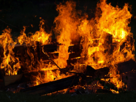 На трагічній пожежі в імпровізованому готелі загинула працівниця з України