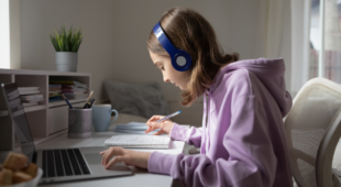 Польща перейшла на частково або повністю дистанційне навчання у загальноосвітніх школах