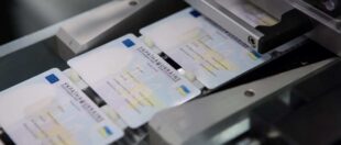 До Зеленського направили петицію — видавати ID картки через почесні консульства До Зеленського направили петицію — видавати ID картки через почесні консульства