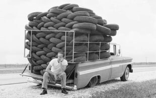 Поки у стрічці останні години шаленіє та лютує передвиборча істерія, розкажу історію «про хакерів»