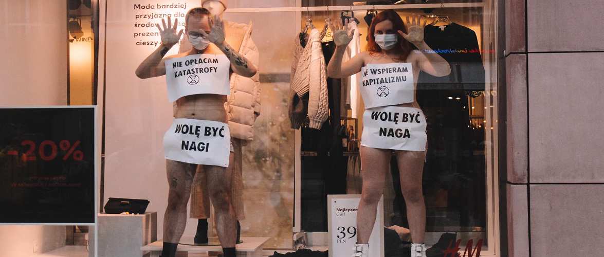 У Вроцлаві за вітриною магазину стояли оголені активісти: як це було? (фото)