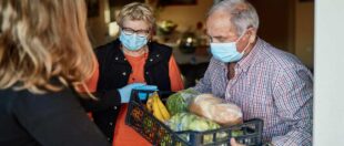 Уряд Польщі підготував кілька тонн продуктів для пенсіонерів та багатодітних матерів