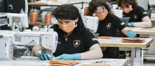 Від сьогодні працедавець в Польщі сам вирішує, чи мають працівники носити маски