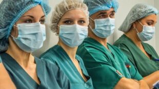 Українські медики масово готуються їхати на роботу у Польщу