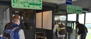 На кордоні в Польщу виявили 30 фальшивих дозволів на роботу