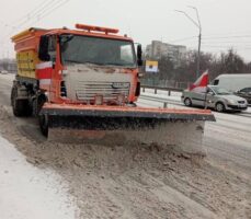 Сніг на дорогах і тротуарах столиці прибирають 453 одиниці спецтехніки КК «Київавтодор» (фото)