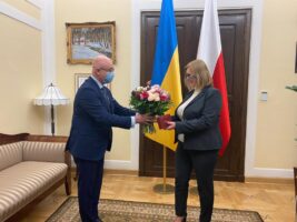 Олексій Резніков вручив Орден княгині Ольги ІІІ ступеня віцемаршалеку польського Сейму Малгожаті Госєвській Олексій Резніков вручив Орден княгині Ольги ІІІ ступеня віцемаршалеку польського Сейму Малгожаті Госєвській