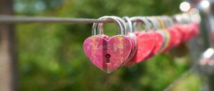 На Тумському мосту у Вроцлаві закоханим заборонили вішати замки: порушників чекає штраф