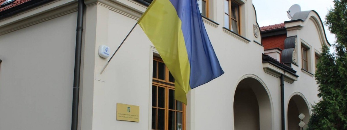 Три консульства України в Польщі припинили прийом громадян