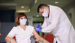 МОЗ Польщі: 90% медиків отримали щеплення, третя хвиля пандемії їх оминає МОЗ Польщі: 90% медиків отримали щеплення, третя хвиля пандемії їх оминає
