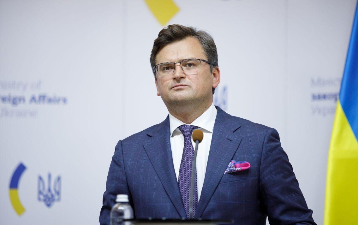 Кулеба відкликав співробітників посольства України у Польщі, яких спіймали на контрабанді