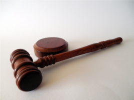 Тверський суд не представив обґрунтування свого рішення стосовно відмови розслідування справи демонтажу пам’ятних таблиць