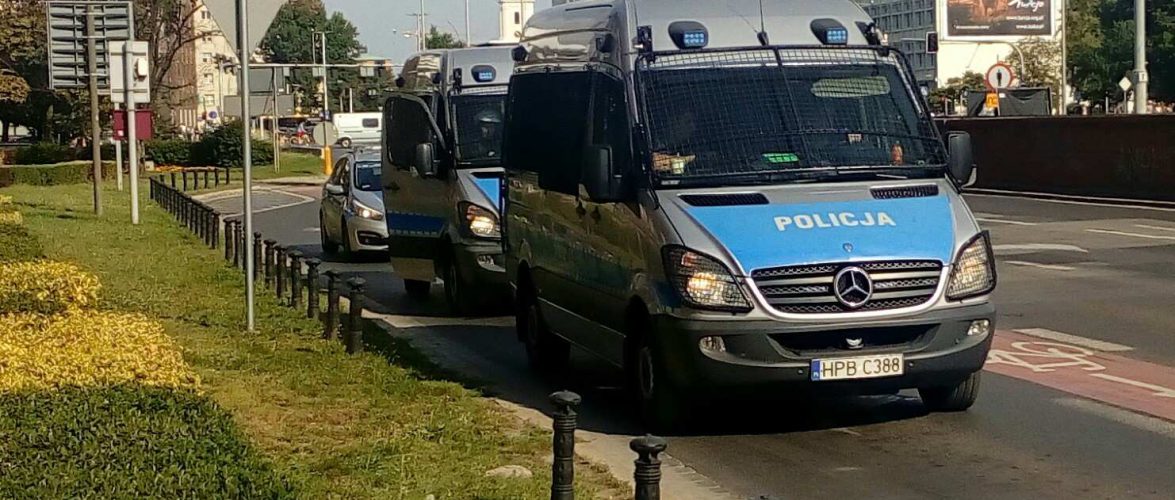 Група підлітків в Польщі заатакувала камінням автомобіль українця [+ФОТО]