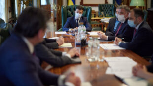 Зеленський доручив уряду зупинити авіасполучення з Білоруссю