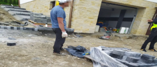 З Польщі депортували трьох українців, котрі працювали на будівництві і укладали бруківку