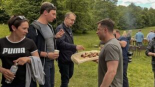 Зеленский в День журналиста накормил работников СМИ мясом Зеленский в День журналиста накормил работников СМИ мясом