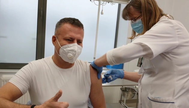 Українці зможуть отримати COVID-щеплення на польському кордоні – яка вакцина і ціна