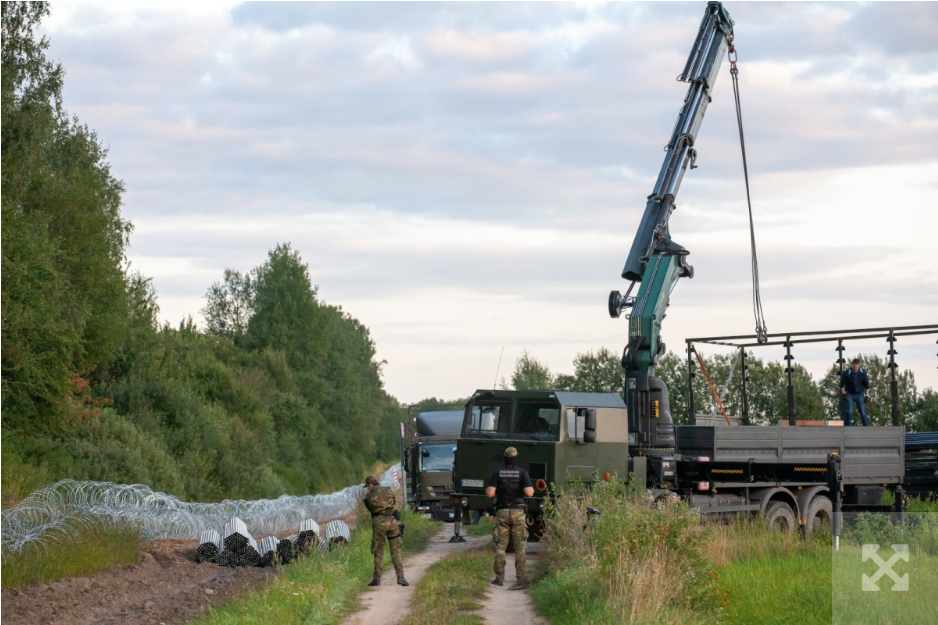 Польща продовжує прокладати огорожу із колючого дроту на кордоні з Білоруссю