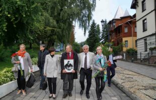 Uszanowanie pamięci Tadeusza Hołówki